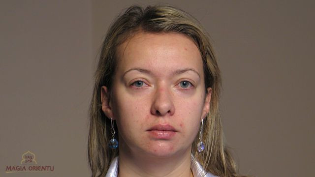 Cera klientki jest mieszana z tendencją do przetłuszczania się. Aby twarz wyglądała naturalnie i nie błyszczała się, po starannym demakijażu nakładamy krem matujący. Zmatowi przetłuszczające się partie skóry i nawilży partie przesuszone. Przy cerze z poszerzonymi porami sprawdzi się baza silikonowa pod makijaż. Dzięki niej znikną rozszerzone pory i drobne nierówności. Twarz będzie satynowa i gładsza.