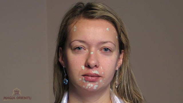 Antybakteryjnym korektorem o zielonej barwie pokrywamy tylko miejsca zmienione zapalnie i zaczerwienione. Nakładamy pędzelkiem zielony korektor na wypryski, plamki lub naczynka. Następnie gąbką silikonową delikatnie wklepujemy korektor w skórę. Musimy uważać na zmiany ropne, by odpowiednio nałożyć korektor nie roznosząc zakażenia .Jeżeli na twarzy są niedoskonałości typu nacieki zapalne, wypryski czy strupki, należy odpowiednio je pokryć. Przy złym nałożeniu makijażu wszystkie niedoskonałości będą bardzo wi