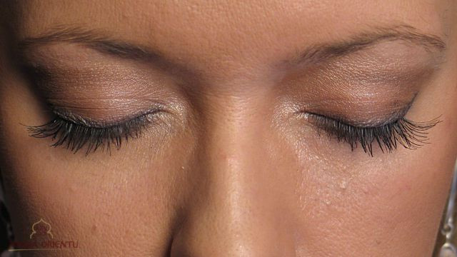 Oczy z doklejonymi rzęsami stają się bardziej zalotne.