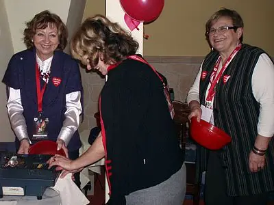 Jadwiga Mach, Bogumiła Szostak, Bożena Szymczak liczą zebrane pieniądze