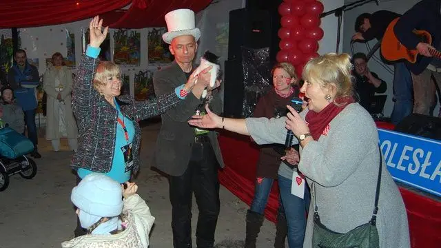 Jana Trawniczek przeprowadza licytacje w Galerii Concordia