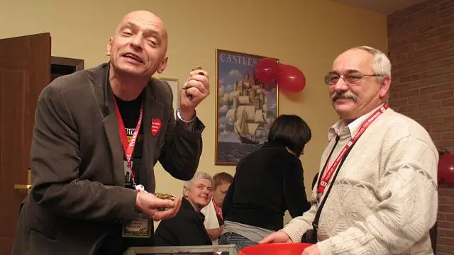 Szef sztabu Bogdan Nowak przekłada pieniądze do miski, którą trzyma Wiesław Rataj. Potem pieniądze podwędrują do maszyny liczącej monety.