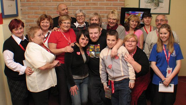 Wolontariusze w „banku” bolesławieckiego sztabu, gdzie dokładnie przeliczane są wszystkie pieniądze zebrane podczas finału