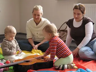 Niemowlaki w Krainie Dźwięków. Program od 4 miesiąca życia. W programie tym muzyka występuje jako język.