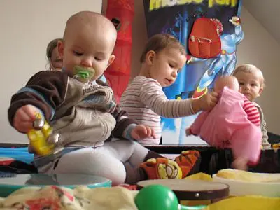 Metoda swobodnego odkrywania przy muzyce klasycznej. Rodzice obserwują reakcję swojej pociechy.