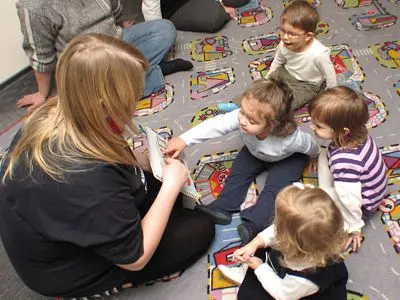 Szkraby i Muzyka. Program od 18 miesiąca życia do 4 lat. Uczestnictwo w programie powoduje, że muzyka staje się dla dziecka codziennością i naturalnym środowiskiem.