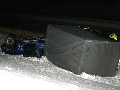 Samochód prawdopodobnie wpadł w poślizg, zjechał z autostrady i dachował