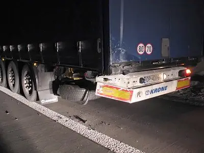W ciężarówce uszkodzone zostały jedynie fragmenty zderzaka i drzwi