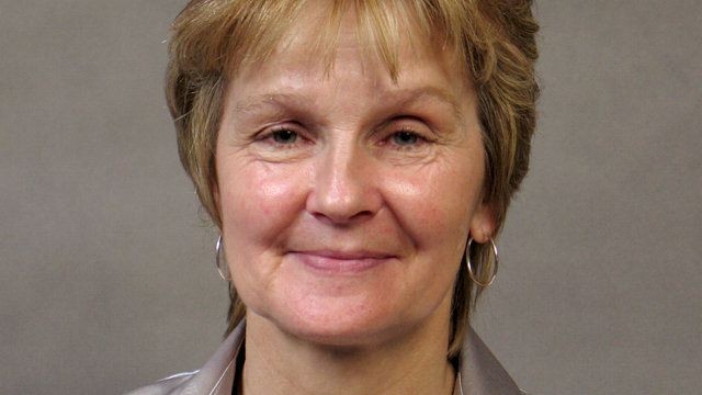 Twarz pani Ewy jest pergaminowa, bardzo jasna. Ma też drobne, czerwone przebarwienia (pajączki).