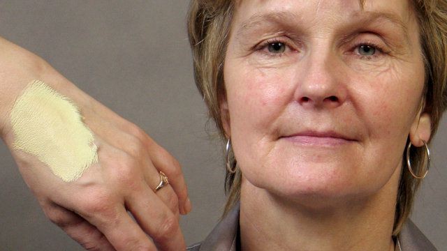 Miejsca zaczerwienione najlepiej zatuszuje krem kamuflujący w kolorze zielonkawym lub seledynowym. Aby precyzyjnie pokryć pajączki i nie spowodować efektu maski, należy niewielką ilość korektora rozprowadzić na nadgarstku. Korektor nagrzewa się od ciepła ciała, a jego konsystencja jest bardziej płynna.