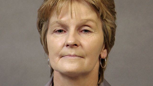 Seledynowy korektor, który naturalnie zamaskuje czerwone przebarwienia (pajączki), nakładamy pod podkład właściwy. Dobrze nadaje się do tego trójkątna gąbka. Wklepujemy nią podkład i wygładzamy go na twarzy.