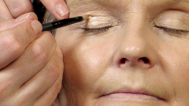 Jeżeli mamy zapadnięte oczy możemy je optycznie wydobyć. Na zamkniętą powiekę nakładamy wtedy jaśniejszy cień.