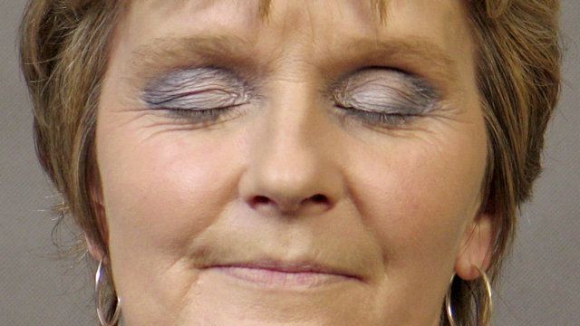 Nakładamy granatowy cień wykańczający makijaż oka. W tym sezonie granaty i szarości są modne. Na środek powieki ruchomej nakładamy kolor średni, by podkreślić kolor tęczówki oka. Pani Ewa ma piękne, długie rzęsy, dlatego używamy tuszu wydłużającego i podkręcającego rzęsy. Podkreśli to walory oczu.