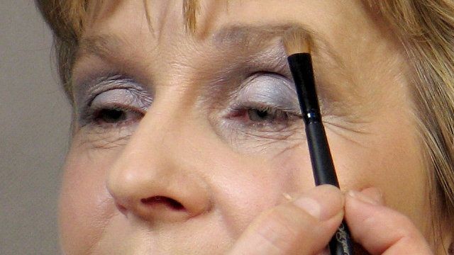Szarym kolorem podkreślamy brwi.