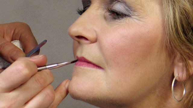 Jeśli oczy malujemy mocniej, to usta powinny być malowane delikatnie. Nie powinny rzucać się w oczy.