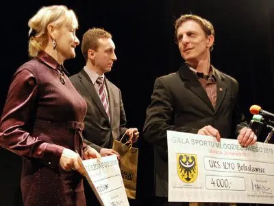 Pierwszy z prawej: Mariusz Sulma, szef UKS Ilyo
