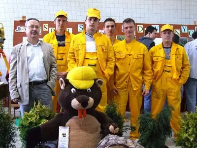 Uczniowie i dyrektor Zespołu Szkół Budowlanych