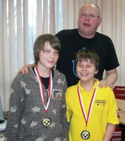 Norman Lippik (pierwszy z lewej), Rafał Molenda i Marek Markowski, trener kadry juniorów