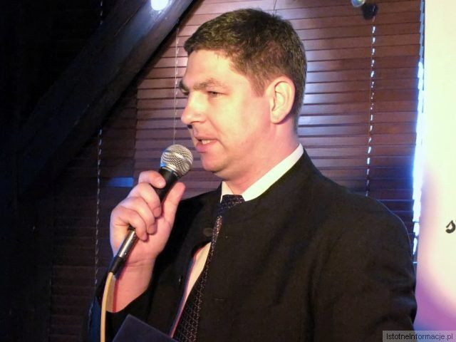 Zarząd Powiatu uhonorował 10 uczniów szkół ponadgimnazjalnych i 4 absolwentów