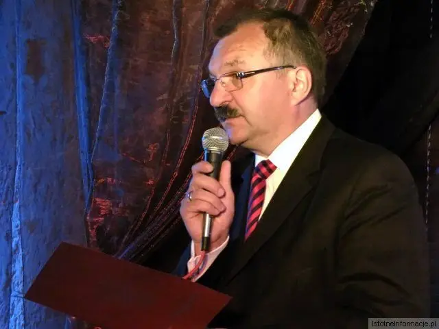 Zarząd Powiatu uhonorował 10 uczniów szkół ponadgimnazjalnych i 4 absolwentów
