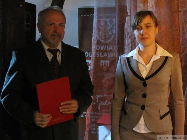 Zarząd Powiatu uhonorował 10 uczniów szkół ponadgimnazjalnych i 4 absolwentów