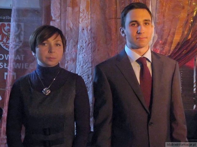 Zarząd Powiatu uhonorował 10 uczniów szkół ponadgimnazjalnych i 4 absolwentów