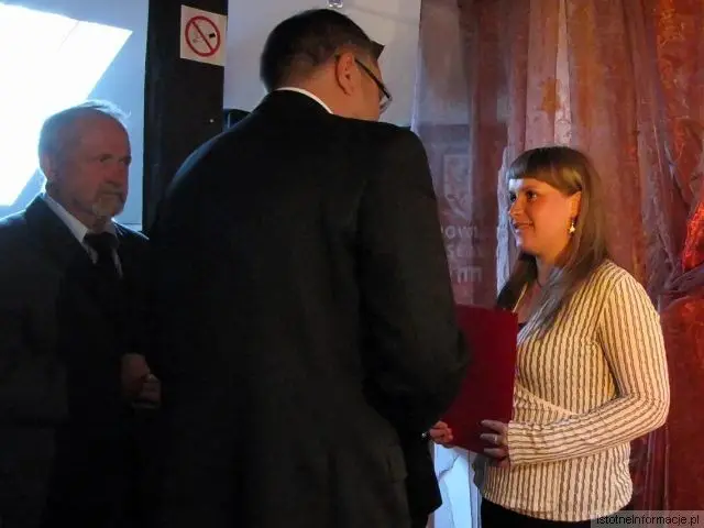 Zarząd Powiatu uhonorował 10 uczniów szkół ponadgimnazjalnych i 4 absolwentów