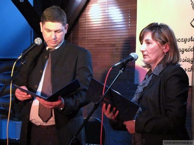 Zarząd Powiatu uhonorował 10 uczniów szkół ponadgimnazjalnych i 4 absolwentów