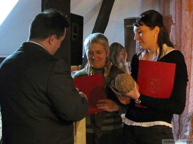 Zarząd Powiatu uhonorował 10 uczniów szkół ponadgimnazjalnych i 4 absolwentów