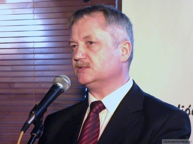 Zarząd Powiatu uhonorował 10 uczniów szkół ponadgimnazjalnych i 4 absolwentów