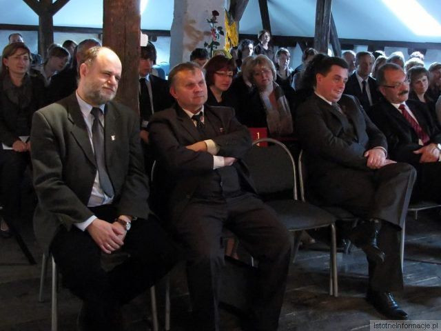 Zarząd Powiatu uhonorował 10 uczniów szkół ponadgimnazjalnych i 4 absolwentów