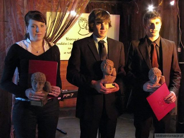 Zarząd Powiatu uhonorował 10 uczniów szkół ponadgimnazjalnych i 4 absolwentów