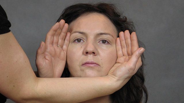 Twarz modelki ma kształt sercowaty, chcemy nadać jej bardziej owalny kontur. Poprawi to jej wygląd. Kosmetyczka zasłania partie twarzy, które będą korygowane (cieniowane).