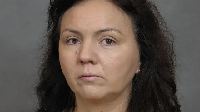 Na twarz zostały nałożone dwa cienie w płynie (jaśniejszy na środek i kilka tonów ciemniejszy na partie korygowane). Partie jaśniejsze są bardziej wyeksponowane. Ciemniejszy podkład daje efekt światłocienia i partie korygowane są mniej widoczne.