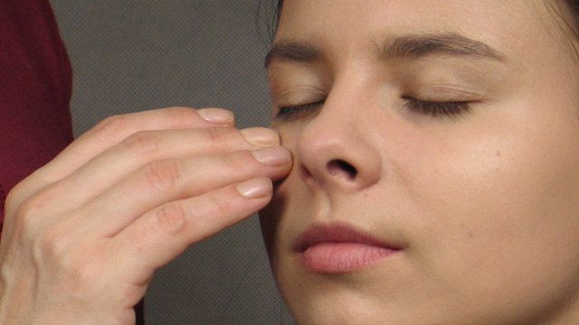 Najpierw nakładamy bazę nawilżającą z witaminami. Przedłuża ona efekt makijażu. Podkład lepiej się rozprowadza i dłużej utrzymuje.