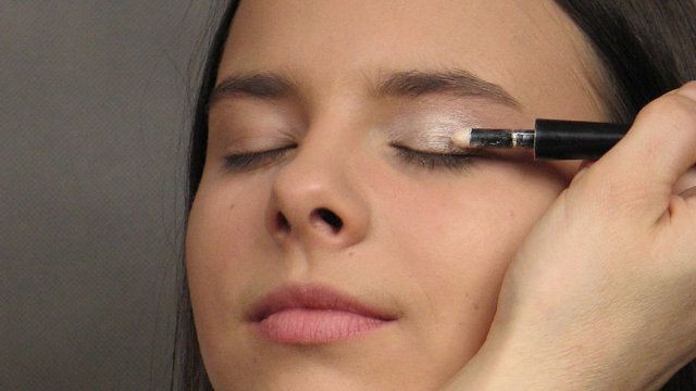 Górna powieka jest dość mała. Aby ją powiększyć, optycznie nakładamy jasnobeżową bazę, która rozświetla oko. Powoduje ona, że optycznie oko wyda się większe.