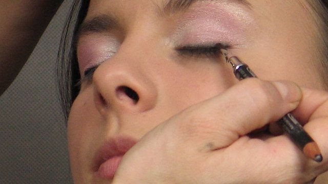 Kredki używamy tylko do optycznego zagęszczenia rzęs. Najpierw malujemy kreskę, a potem rozcieramy pędzelkiem. Rozmyta kreska nadaje oku zalotności.