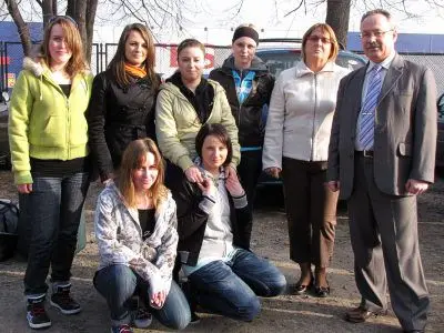 Uczennice ZSB, opiekunka praktyk Anna Prostak i dyrektor Jacek Jurkiewicz