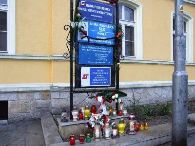 Kwiaty i znicze przed Biurem Poselskim Jerzego Szmajdzińskiego