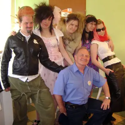 Dziewczęta z ZSB i komendant OHP Jacek Nesler