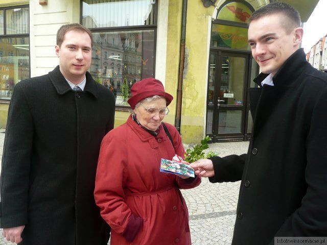 Działacze organizacji wręczali mieszkańcom kartki świąteczne i pisanki