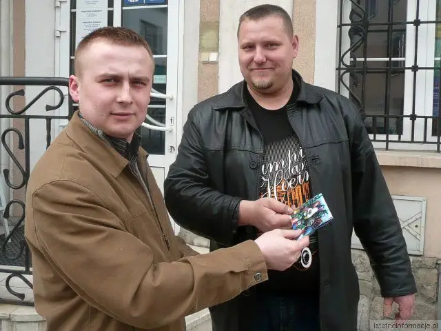 Działacze organizacji wręczali mieszkańcom kartki świąteczne i pisanki