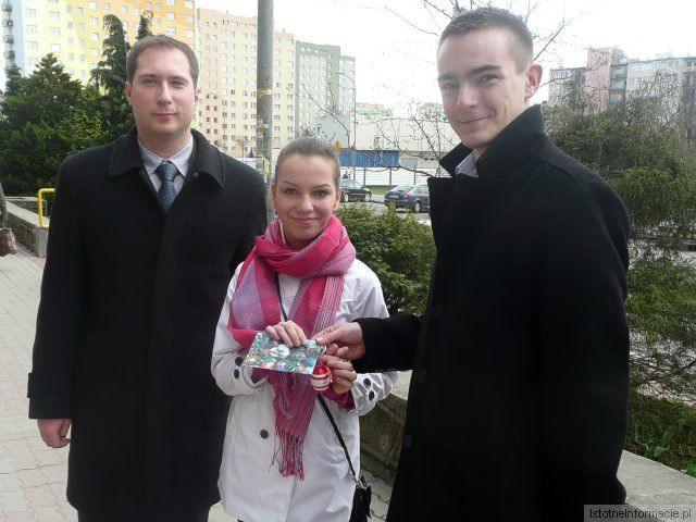 Działacze organizacji wręczali mieszkańcom kartki świąteczne i pisanki