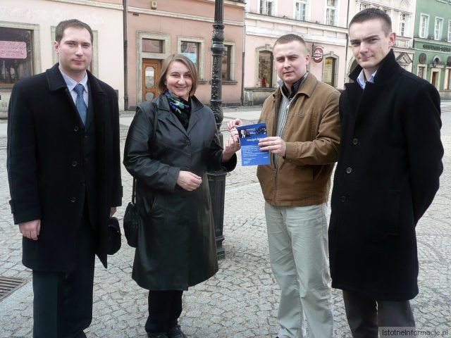 Działacze organizacji wręczali mieszkańcom kartki świąteczne i pisanki