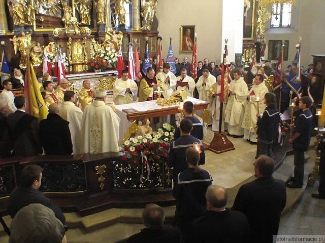 Uczestnicy bolesławieckiej mszy żałobnej