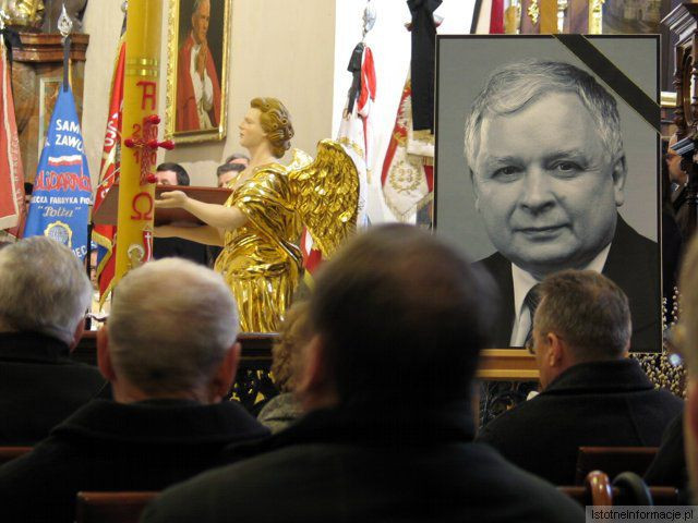 Uczestnicy bolesławieckiej mszy żałobnej