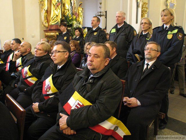 Uczestnicy bolesławieckiej mszy żałobnej