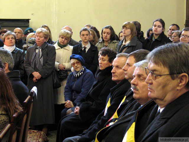 Uczestnicy bolesławieckiej mszy żałobnej