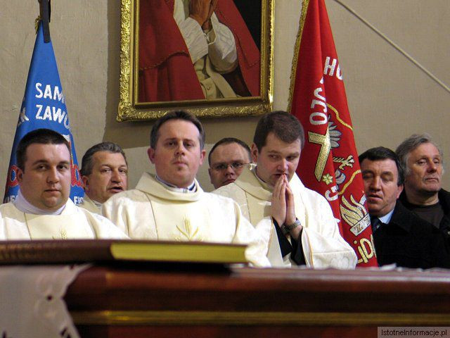 Uczestnicy bolesławieckiej mszy żałobnej