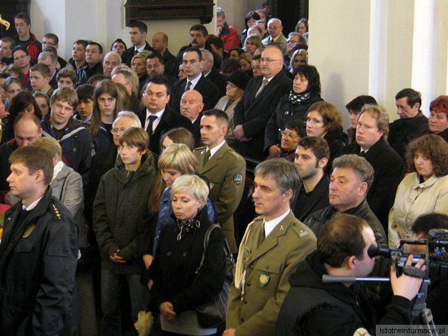 Uczestnicy bolesławieckiej mszy żałobnej